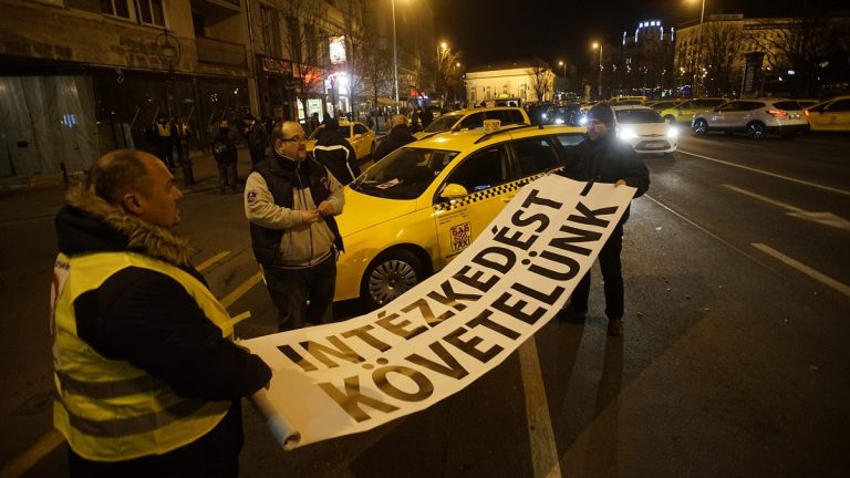 Péntek éjfélig folytatódhat a taxisok demonstrációja