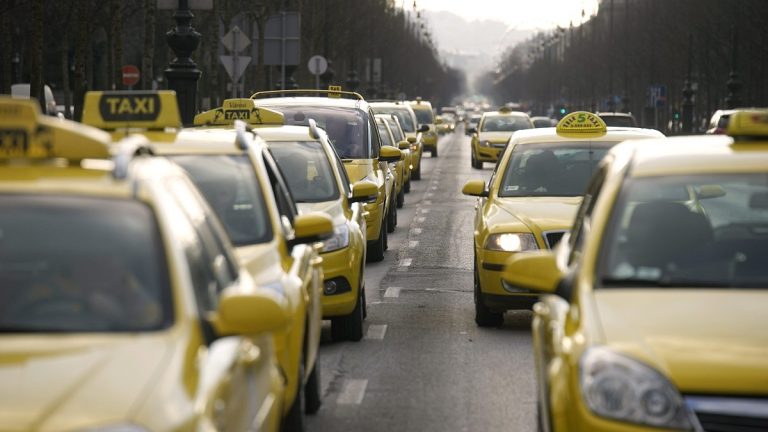 Befejeződött a taxisok demonstrációja