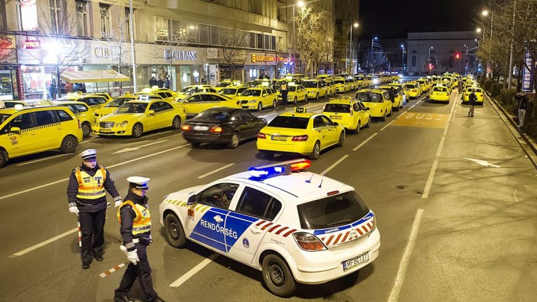 Csütörtökön ismét demonstrálnak a budapesti taxisok