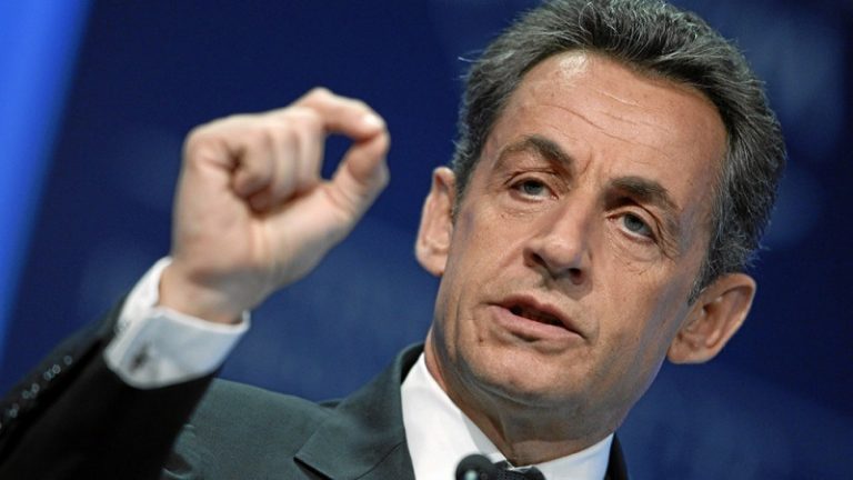 Sarkozy szerint először Putyinnak kell engednie