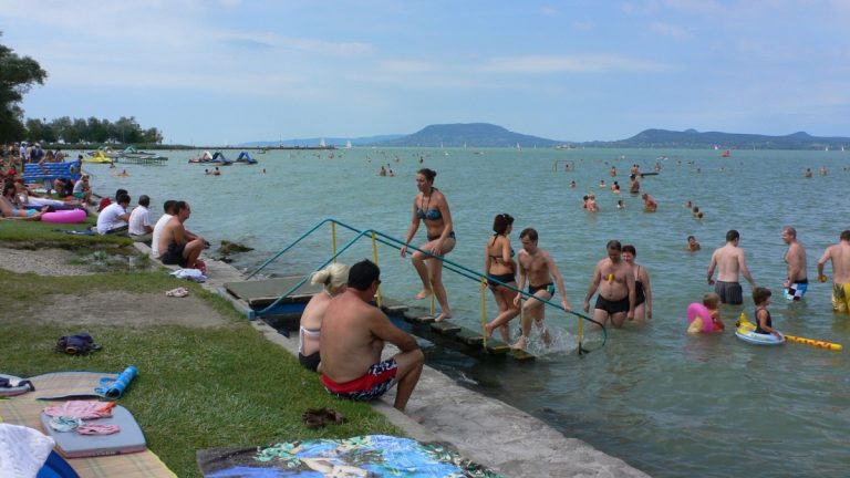 Jogalanyi státuszt szeretnének a Balatonnak