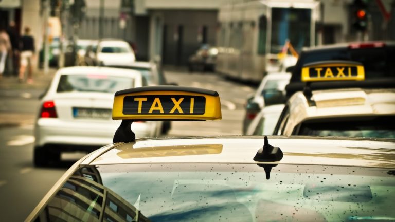 Rövid idő alatt rengeteg taxiba kellene beszerelni az online pénztárgépet