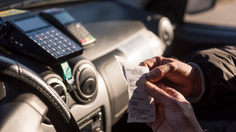 Lejárt a határidő, de a taxik negyedében még nincs online pénztárgép